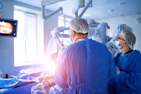 COMUNICAT DE PRESĂ: 5 beneficii ale chirurgiei robotice Da Vinci Xi 