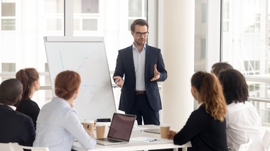 COMUNICAT DE PRESĂ: De la succes la inovaţie: cum plănuieşte o companie de insolvenţă din Marea Britanie să atingă o cotă de piaţă de 5% în 2025