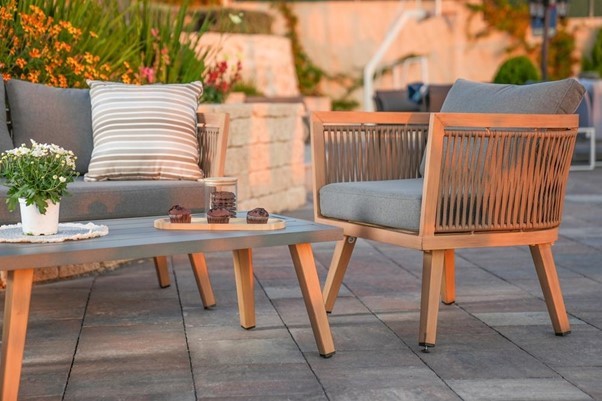 COMUNICAT DE PRESĂ: Luxul accesibil pentru mobilier şi decoraţiuni de exterior cu o nouă colecţie Outdoor Living