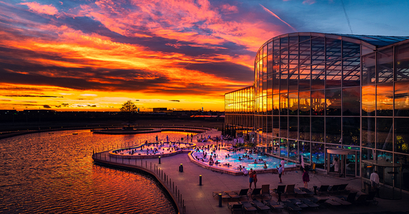 Therme Bucureşti anuntă cea mai bună ofertă din an: Relaxing Friday! Cadourile şi vacanţele cu adevărat speciale se rezervă din timp.