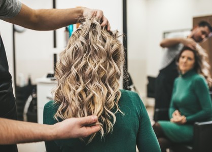 Ce trebuie să le oferi angajatelor salonului tău de hairstyling pentru a te asigura că vor oferi întotdeauna cele mai bune servicii