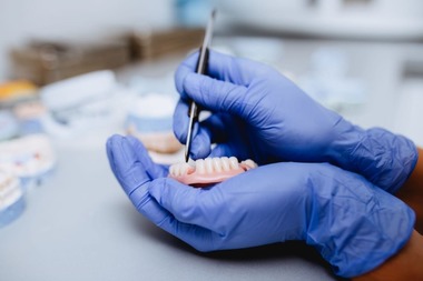 Ce rol are laboratorul dentar cu care colaborezi în relaţia cu pacienţii tăi? 