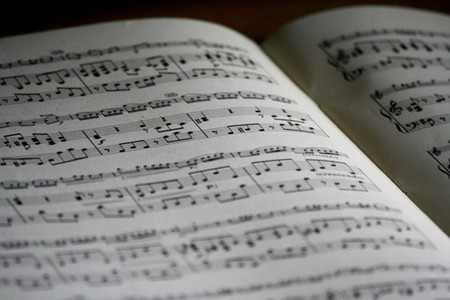 Ghid pentru părinţi: cum să încurajezi creativitatea muzicală în rândul adolescenţilor