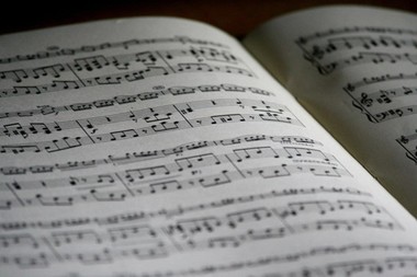 Ghid pentru părinţi: cum să încurajezi creativitatea muzicală în rândul adolescenţilor