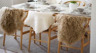 Ar trebui să pui un covor sub masa din dining? Află ce spun experţii în design interior