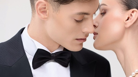 O ocazie specială merită un costum care emană încredere şi eleganţă - Alege costumele de ceremonie Seroussi