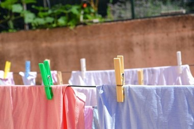 Ghid complet de întreţinere a hainelor delicate: De la spălare la uscare