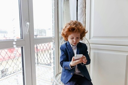 7 funcţionalităţi esenţiale ale iPhone 16 pentru siguranţa copiilor