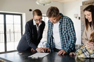 Cum te poate ajuta un agent imobiliar să găseşti locuinţa ideală