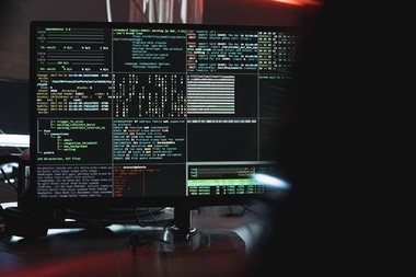 Tot mai multe companii din România sunt atacate cibernetic. Cum se foloseşte o asigurare profesională IT ca instrument de prevenţie şi de protecţie în faţa hackerilor
