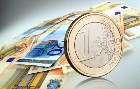 Akcenta: Rata de schimb EUR/RON ar putea atinge 5,25 până la sfârşitul lui 2025