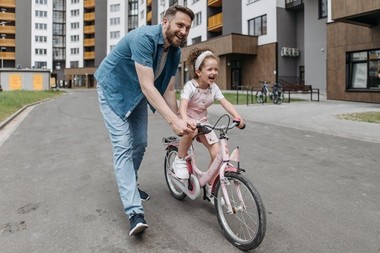 Cum să îţi înveţi copilul să meargă pe bicicletă în siguranţă?