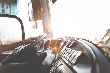 Avantajele închirierii de autocare şi microbuze pentru circuite personalizate