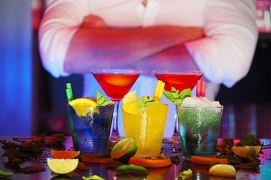 Cum să faci cele mai populare cocktailuri estivale la tine acasă?