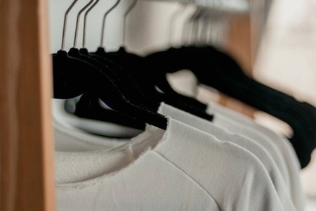 Tricoul cu imprimeu minimalist: de ce este o alegere inteligentă?