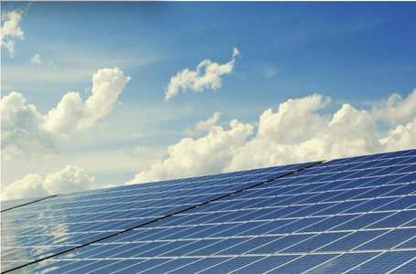 COMUNICAT DE PRESĂ: Top 5 motive să investeşti în panouri solare pentru o locuinţă sustenabilă
