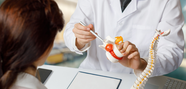 COMUNICAT DE PRESĂ: Ce să întrebi medicul neurochirurg când primeşti diagnosticul de hernie de disc