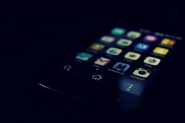 Cum se prezintă ecranul telefonului HONOR Magic V5 şi ce poţi face pentru autonomie sporită?