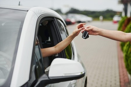 Închirieri auto pentru persoane fizice: Cele mai frecvente întrebări şi răspunsuri
