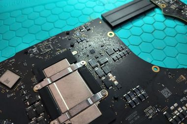 COMUNICAT DE PRESĂ: Am vărsat lichid pe MacBook: ce faci acum şi cum îl salvezi

