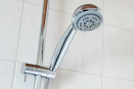 Cum se întreţine corect coloana de duş