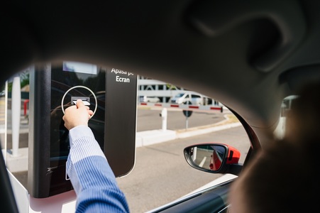 Ce să faci dacă ţi se descarcă bateria maşinii într-o parcare Otopeni?