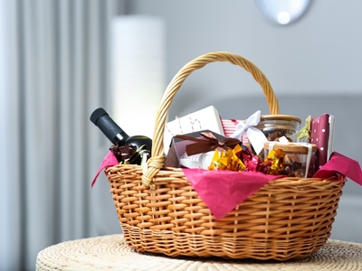 Ce trebuie să conţină un coş cadou pe care îl oferi şefului tău?