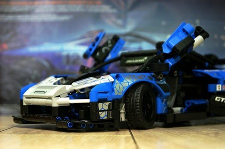 LEGO Technic şi pasiunea pentru automobile: când joaca întâlneşte ingineria