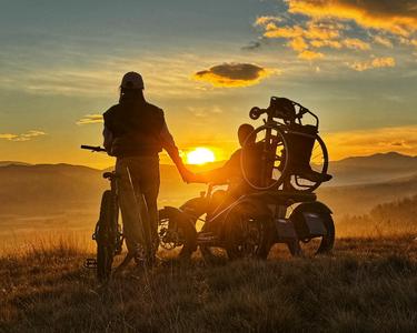 Caiac SMile extinde limitele integrării: oamenii cu dizabilităţi au urcat muntele şi au trăit răsăritul de soare în siguranţă