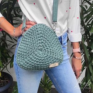 Genţi handmade sau genţi de serie? De ce merită să investeşti în artizanat