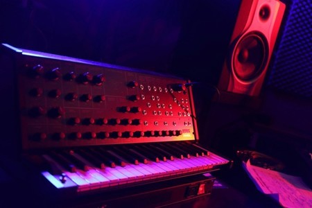 Cum îţi construieşti primul home studio: ghid complet pentru pasionaţii de muzică