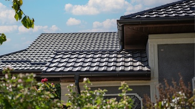 Ţiglă metalică pentru un acoperiş ce uneşte rezistenţa cu estetică actuală