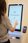 EasyPay digitalizează recepţia în clinicile din România, cu o investiţie de peste 500.000 de euro în 2026. Recepţia digitală self-service elimină cozile, scade timpul de aşteptare şi reduce costurile operaţionale cu până la 30%