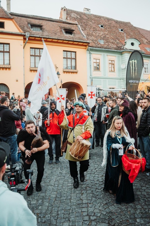 Sighişoara, ultima cetate medievală încă locuită din Europa, marchează începutul verii cu festivalul „Carnaval în cetate”