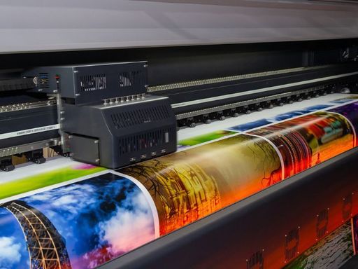 Tehnologiile care schimbă producţia publicitară: de la printuri rezistente la gravare şi tăiere de precizie