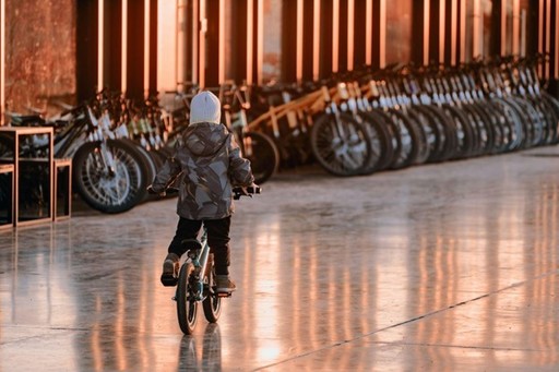 Cum încurajezi copiii să facă mişcare şi de ce o bicicletă poate fi un dar potrivit