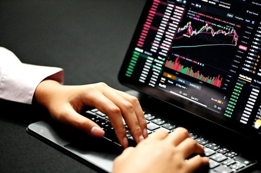 Cum alegi primele acţiuni în care să investeşti: criterii simple pentru începători