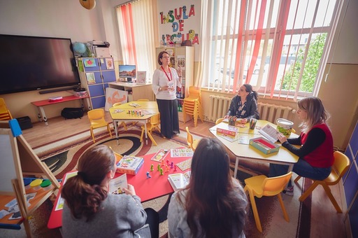 Ecrane, creativitate şi primele conflicte dintre copii. Cum se schimbă rolul educatorului în grădiniţa de astăzi