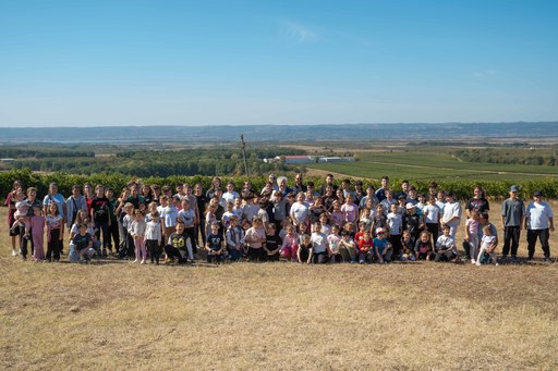 Mai multe generaţii şi peste 130 de copii s-au reunit la a XII-a ediţie de „La Strugurit”
