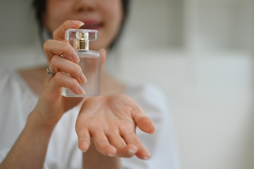 De ce acelaşi parfum miroase diferit pe fiecare? Ce trebuie să ştii înainte să cumperi