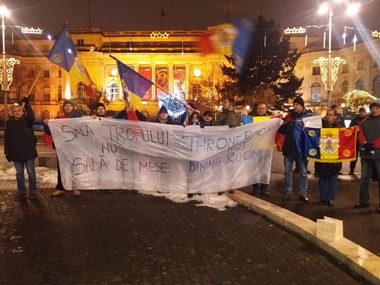 Asociaţia pentru Restaurarea Monarhiei cere autorităţilor să nu mai folosească Sala Tronului din Palatul Regal pentru dineuri şi avertizeză că va protesta de câte ori vor fi organizate astfel de evenimente