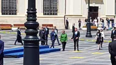 Sute de persoane au scandat ”Europa” şi ”Iohannis” în Piaţa Mare din Sibiu când liderii europeni au făcut fotografia oficială a summitului - FOTO, VIDEO
