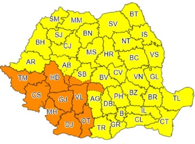 ANM: Cod portocaliu de ploi torenţiale şi vânt în 11 judeţe, până luni după-amiază