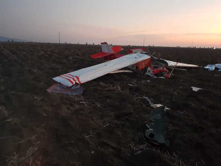 UPDATE - Arad: Avion de mici dimensiuni prăbuşit în zona localităţii Şiria, două persoane fiind încarcerate/ Ambele persoane din avion au fost declarate decedate - FOTO/ VIDEO