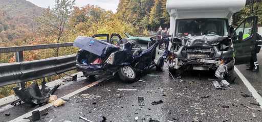Patru persoane, între care un copil de un an, rănite într-un accident produs pe Valea Prahovei - FOTO