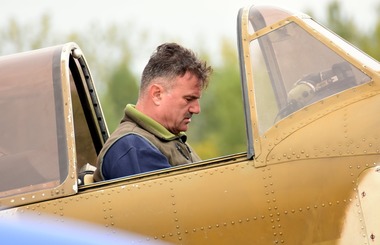Pilotul aflat la manşa avionului prăbuşit lângă Ploieşti avea mii de ore de zbor şi făcea parte dintr-o trupă specializată în acrobaţii aeriene