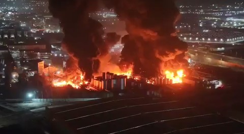 Incendiu de proporţii la o uzină chimică din Chile – S-au raportat explozii şi flăcări de peste 15 metri - VIDEO