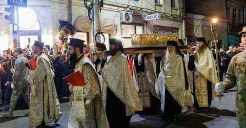 Iaşi: Peste 30.000 de persoane au participat la o procesiune religioasă, raclele cu moaştele Sfintei Parascheva şi ale Sfântului Paisie fiind purtate pe străzile centrale / 120.000 de pelerini s-au închinat la moaşte, de la începutul pelerinajului
