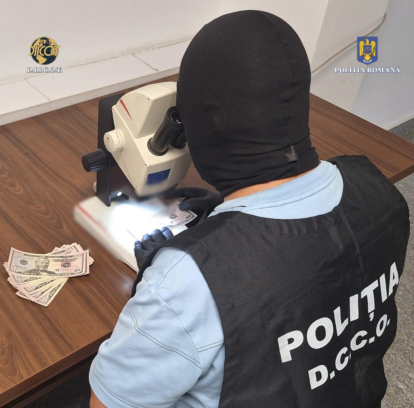 Percheziţii la persoane bănuite că au pus în circulaţie bancnote contrafăcute de 50 de dolari / Acestea erau falsificate atât de bine încât au trecut de aparatele care verifică autentificitatea bancnotelor / Şase persoane vor fi duse la audieri - FOTO