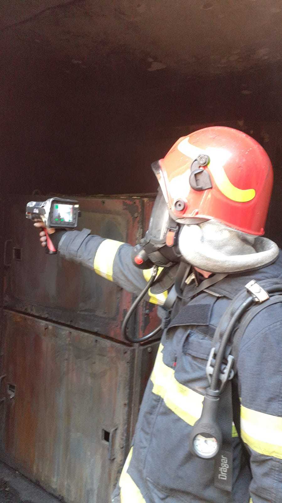 Incendiul de la Termocentrala Paroşeni a fost lichidat/ Pompieri au folosit o cameră cu termoviziune pentru a stabili exact unde arde - FOTO